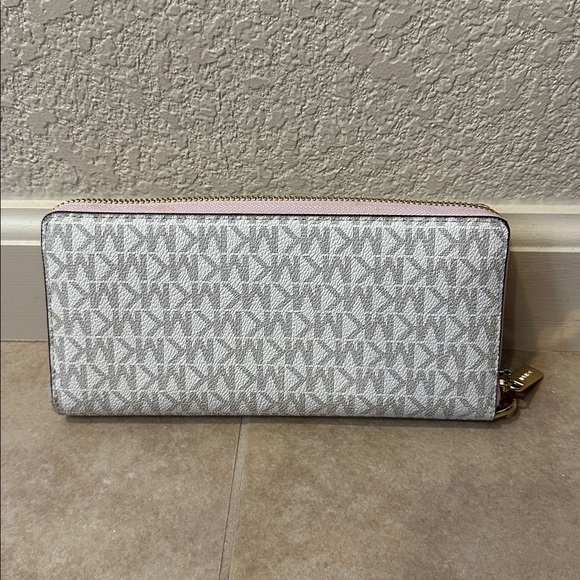 New Michael Kors Zip Around Wallet - Picture 3 of 5